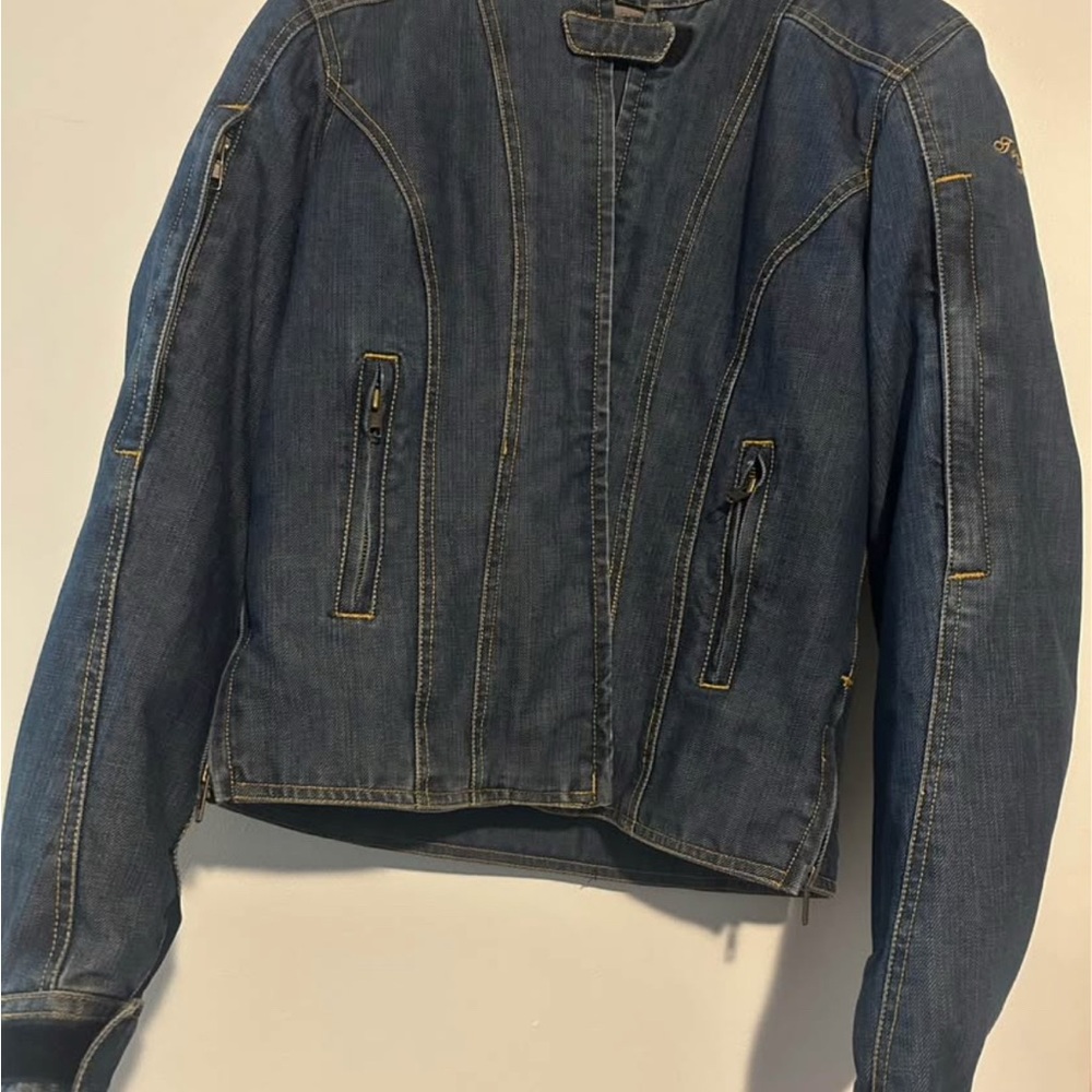 Blue Jean Jacket with Fitted Silhouette and Modern Design